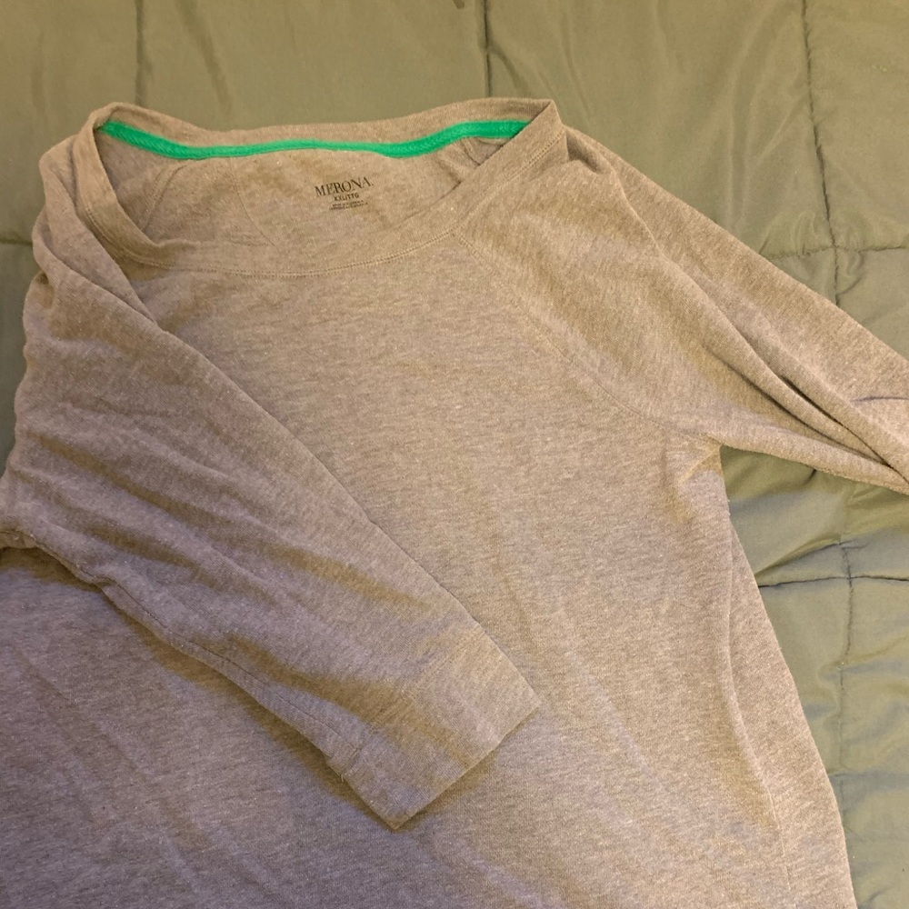 LONG SLEEVES GRAY TOP.